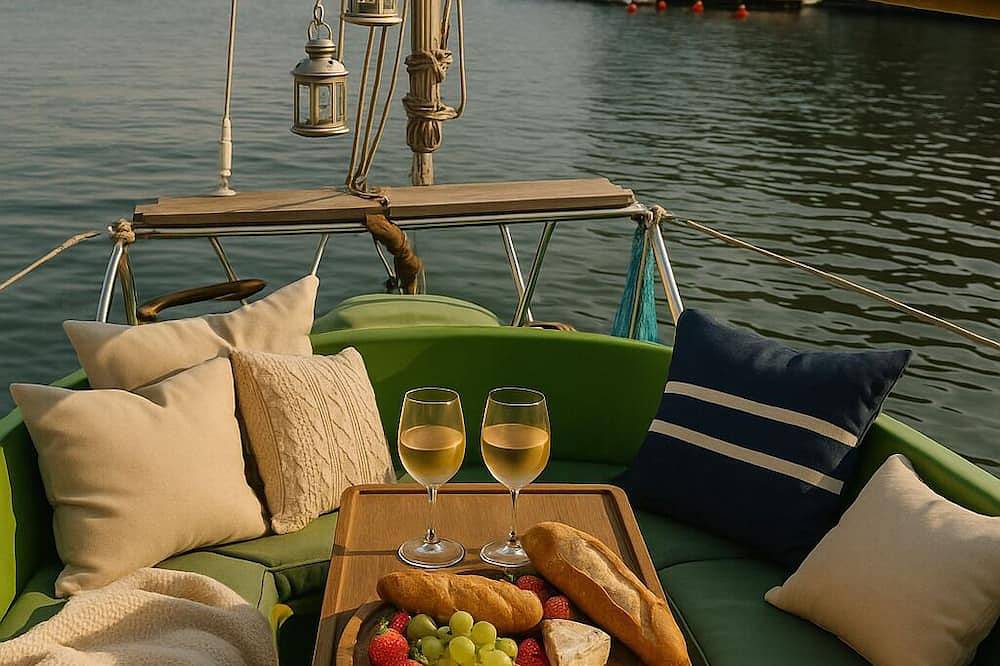 Unique Glamping experience on small boat in Central Karlskrona in Karlskrona, Schwedische Ostsee