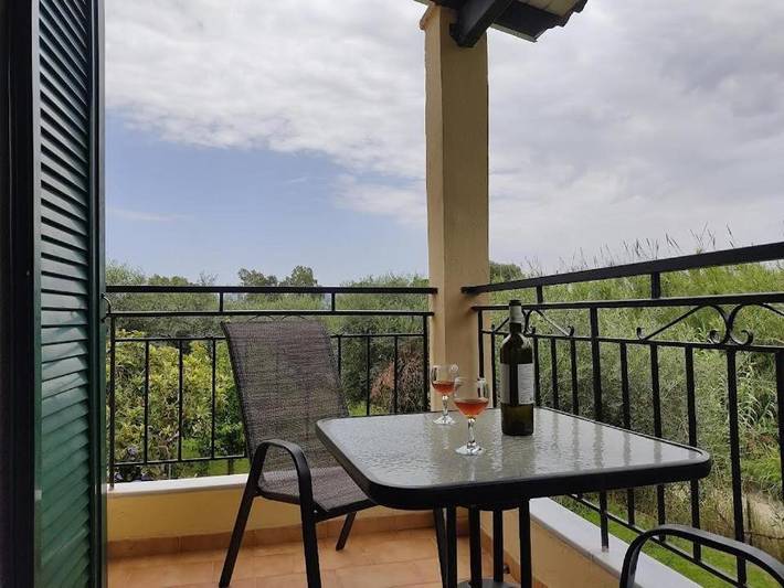 Gîte pour 4 personnes, avec piscine ainsi que vue et jardin dans Kavos - 2