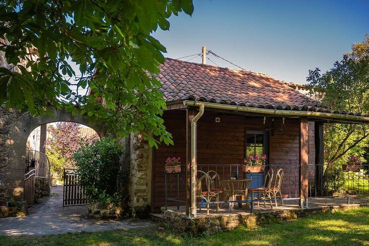 Gîte pour 5 personnes, avec Terrasse ainsi que Jardin et Piscine