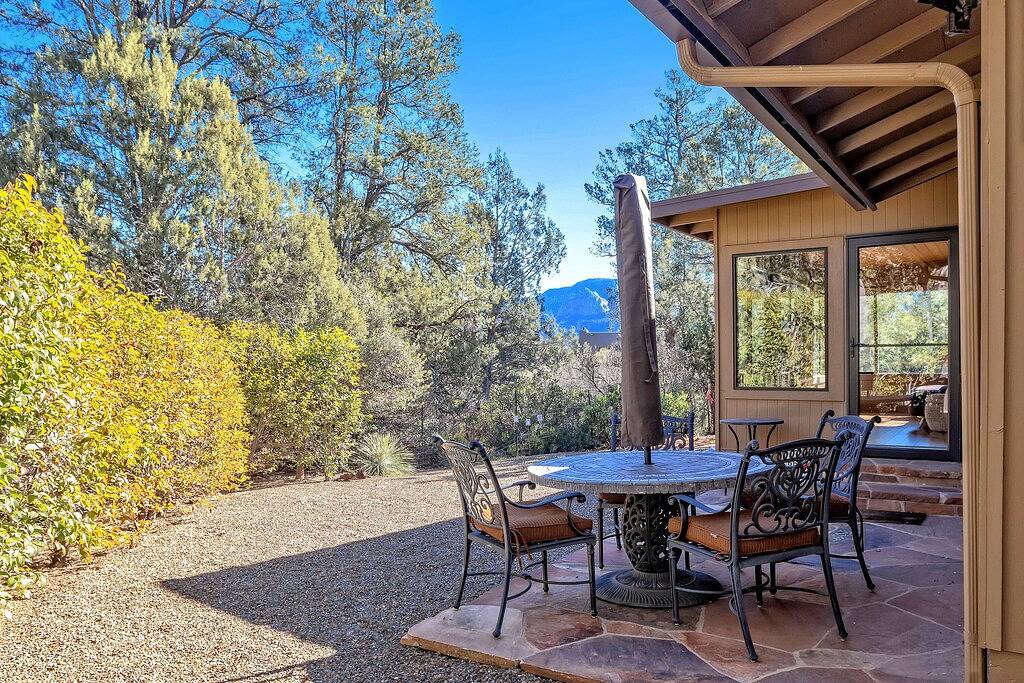 Breathtaking Views- Tranquil, Romantic Cottage with Hot Tub in Sedona, Oak Creek Canyon