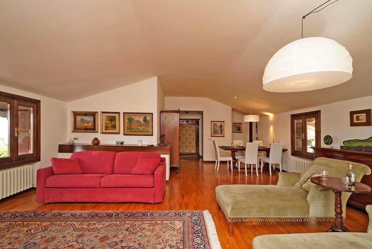 Appartamento intero, Valle Fiorita 42 - Lake view apartment in Gardone Riviera, Prealpi Gardesane