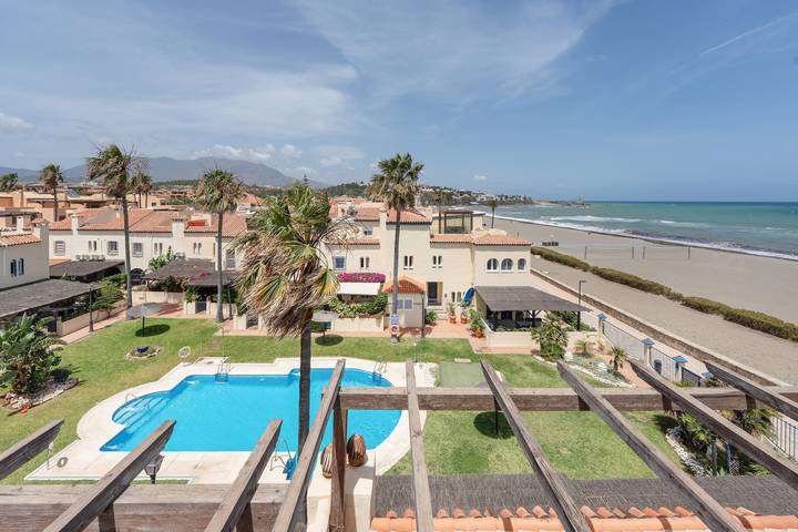 Exklusives Strandchalet mit beeindruckendem Meerblick und Pool in Playa Ancha, Casares