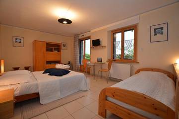 Chambre d’hôte pour 3 personnes, avec jardin à Saint-Coulomb