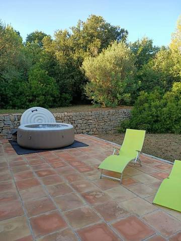 Gîte pour 4 personnes, avec vue et jardin à Entrecasteaux