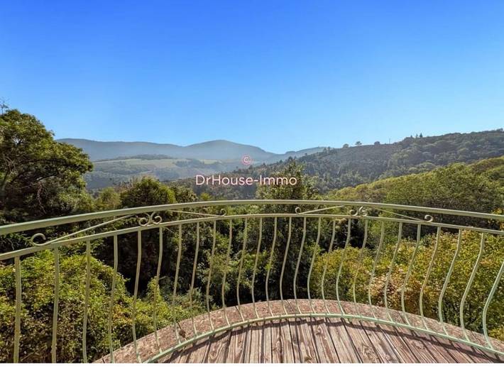 Location de vacances pour 10 personnes, avec jardin ainsi que vue et piscine, animaux acceptés à Vaux-en-Beaujolais