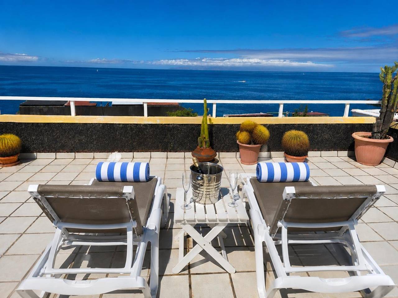 Apartamento entero, Apartamento con terraza y vista al mar en Playa de la Arena in Cueva del Polvo, Guía de Isora