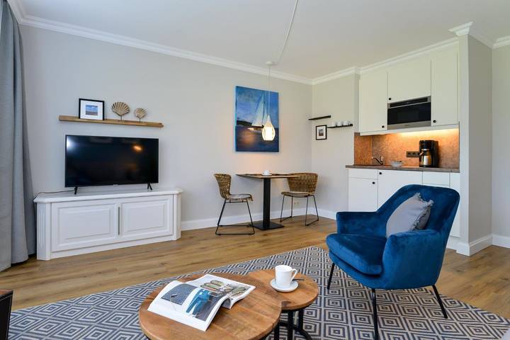 Ganze Wohnung, Hell eingerichtete Ein-Raum-Ferienwohnung unter Reet am Wenningstedter Dorfteich in Wenningstedt, Sylt