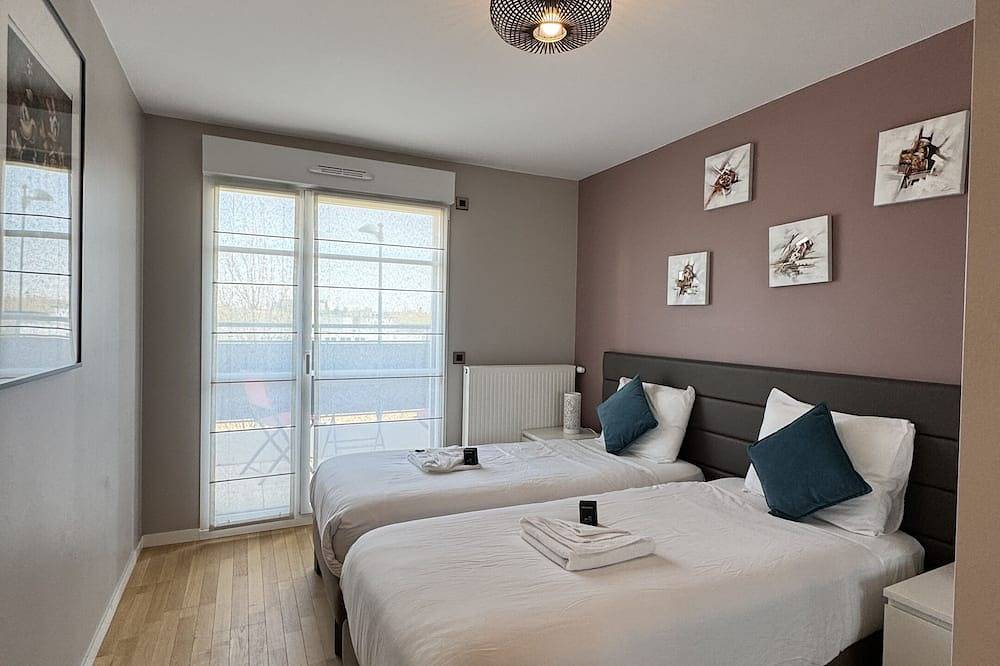 Entire apartment, Apartment-Private Bathroom-Apartment-Countryside view-Dream Apartments in Chessy, Seine-et-Marne