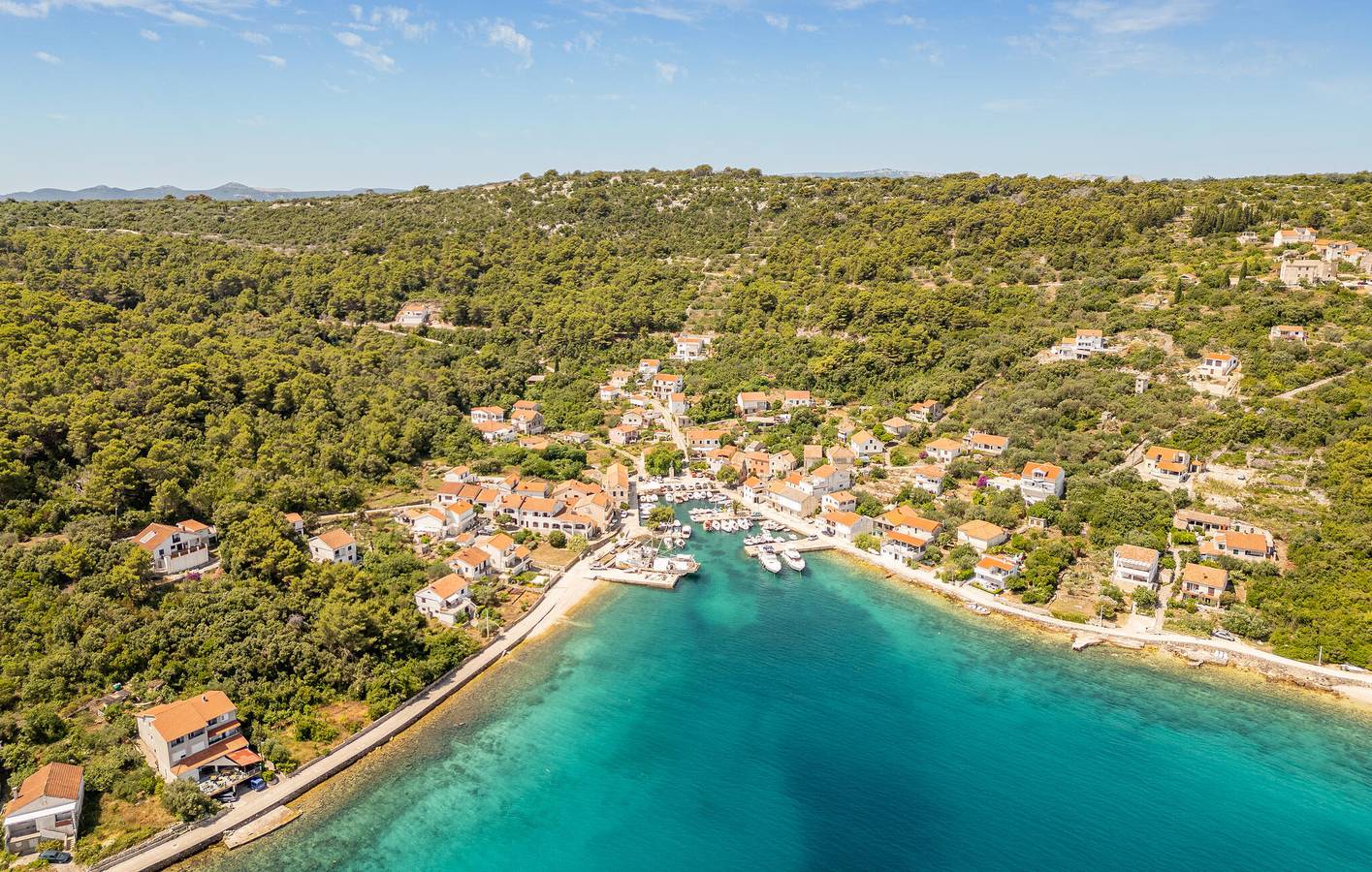Ganze Ferienwohnung, Gemütlich, 2 km von der Küste entfernt: WLAN, Klimaanlage, Parkplatz, Terrasse und Küche! in Zadar (Kommun), Iz