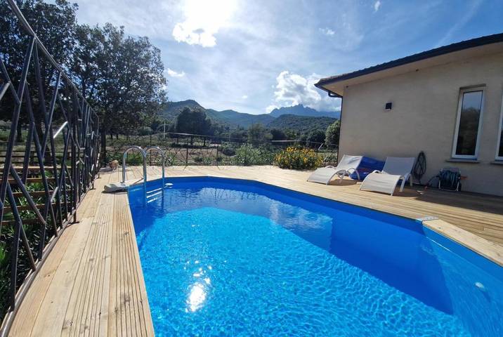 Location de vacances pour 5 personnes, avec vue ainsi que jardin et piscine à Moltifao