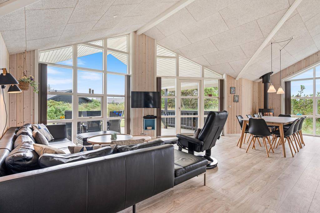 5-star luxury holiday home with hot tub and sauna, just 200 metres from the beach in Blåvand, Région de Varde
