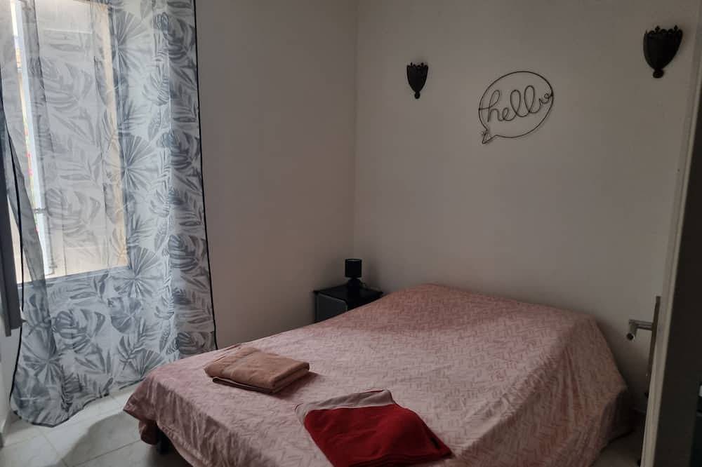 Apartamento entero, 100 m2 air-conditioned apartment at the foot of the Luberon, 30 km from Aix-en-Provence   in Villelaure, Parque natural regional del Luberon