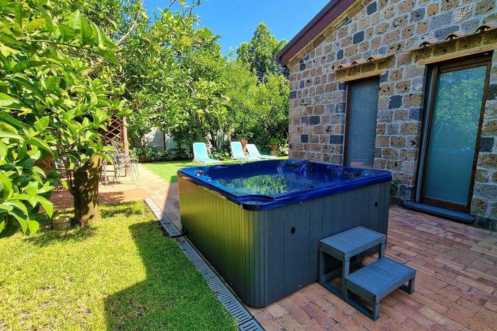 Villa for 8 people, with hot tub and garden in Sorrento