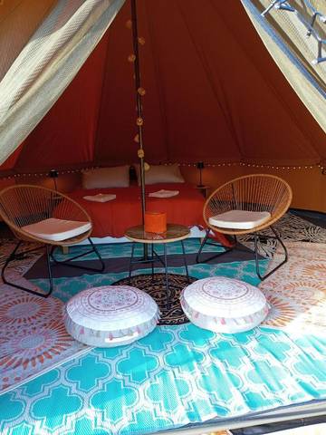 Tente pour 4 personnes, avec terrasse ainsi que jardin et vue dans Saône-et-Loire