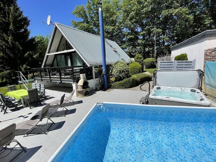 Ferienhaus für 8 Personen, mit Balkon und Whirlpool sowie Terrasse und Garten in Rheinböllen