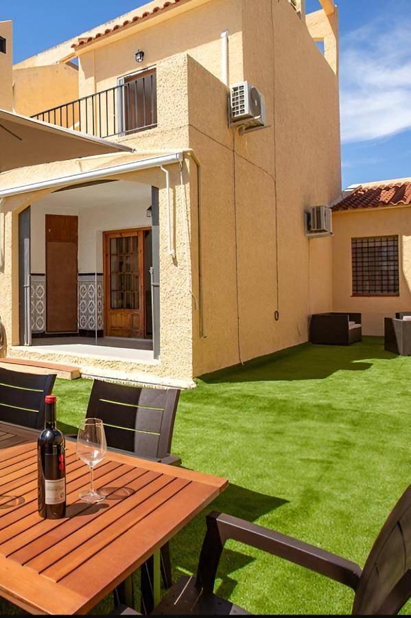 Bungalow para 8 personas, con vistas y jardín en Torrevieja
