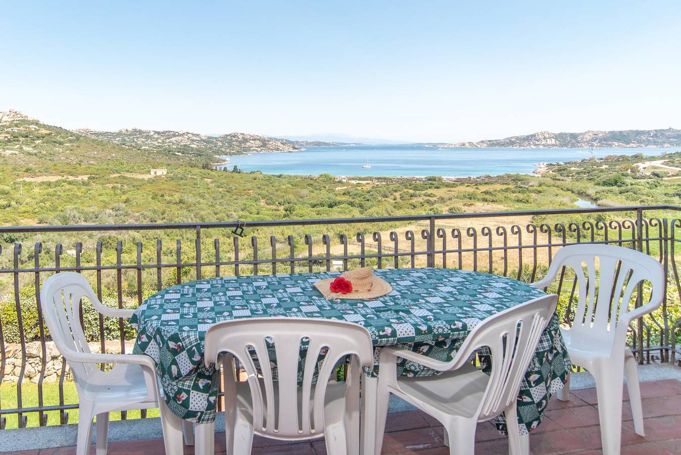 Appartement entier, Appartement de vacances avec vue panoramique sur la mer et balcon ; places de parking disponibles ; animaux domestiques admis. in Palau (town), Palau (Sardaigne)