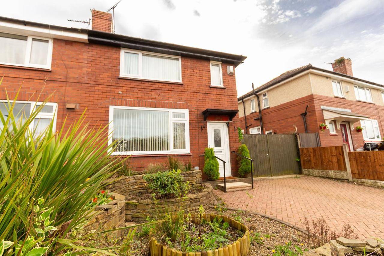 Entire apartment, Stylish Comfort: 2Br Home in the Heart of Wigan in Wigan, Greater Manchester