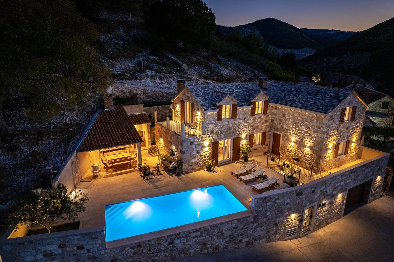 Villa Ani! Traditional and luxurious 4-bedroom villa with heated pool and sea views. in Dol (Postira), Postira