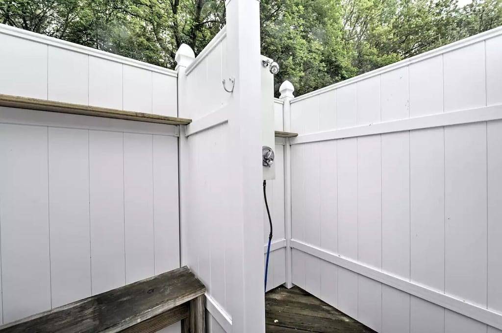 Ganze Wohnung, Family friendly yard, with deck and gas Bbq. The perfect place to relax and enjoy Narragansett! in Narragansett Pier, Narragansett