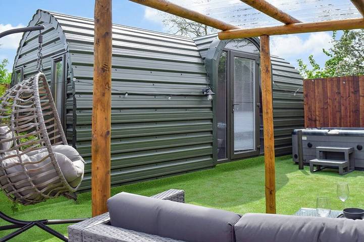 Glamping for 2 people, with hot tub and garden in Lancashire