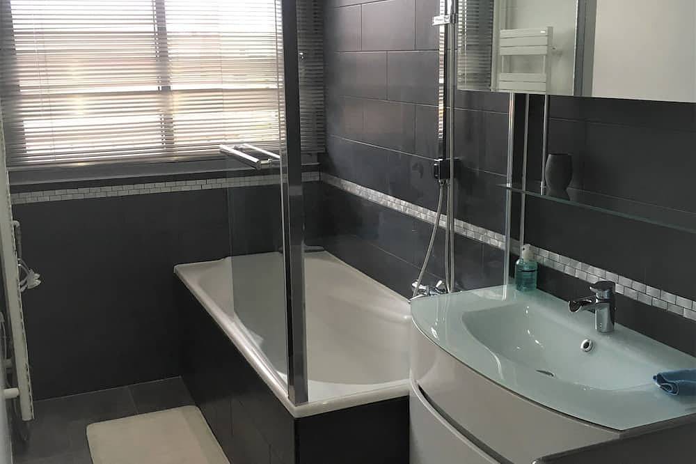 Appartement entier, Appartement T2 47m² refait à neuf, moderne, lumineux , calme à 5mn de Paris in Bagneux, Hauts-de-Seine