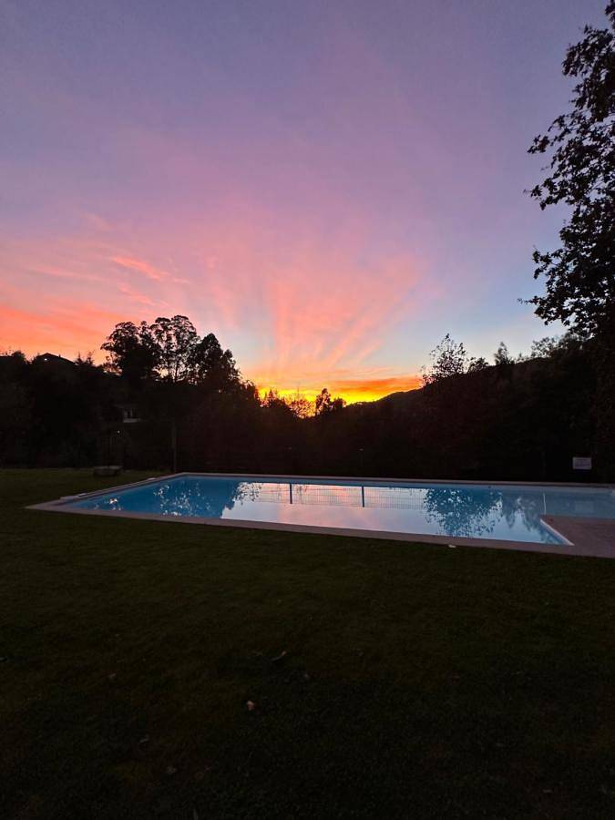 Location de vacances pour 4 personnes, avec vue ainsi que jardin et piscine dans Caniçada