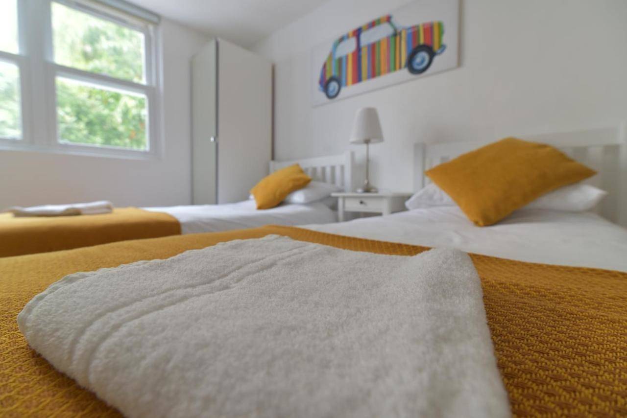 Entire apartment, Three-Bedroom House in Hove, Brighton