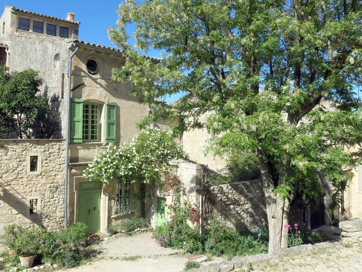 Location de vacances pour 2 personnes, avec vue ainsi que piscine et jardin à Oppède - 2