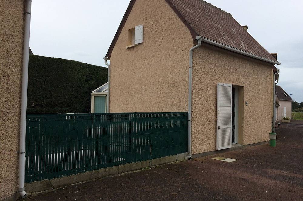 House 300 m from the beach and shops in Pirou, Coutances