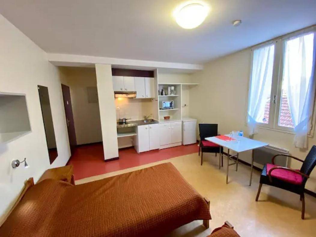 Appartement entier, Studio Apartment in Dax, Région de Dax