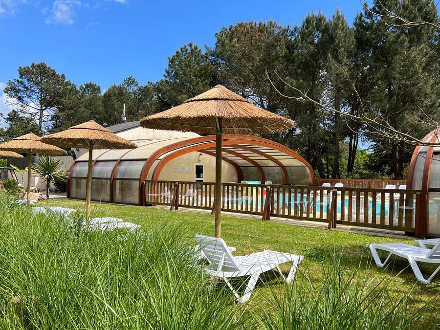 Camping Les Pirates de Carnac - Bungalow toilé 5 personnes - Mini 21-2 (Tithome) >10ans - Sans Sanitaire - maxi 4 adultes (lits superposés) - 2 chambres, environ 21m² in Plouharnel, Côte des Mégalithes