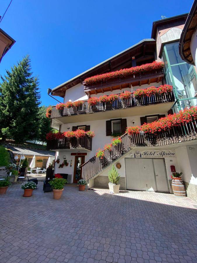 Appartamento per 2 persone, con giardino e panorama, con animali domestici ad Aprica