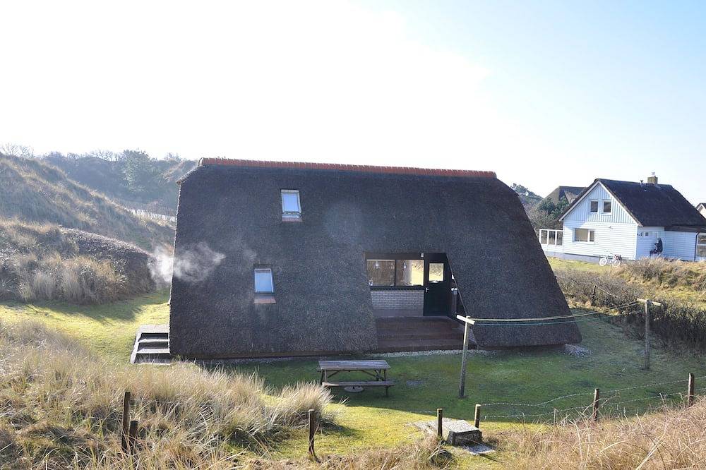 Idyllisch huisje met rieten dak in de nabijheid van het strand in Buren (Ameland), Nederlandse waddeneilanden