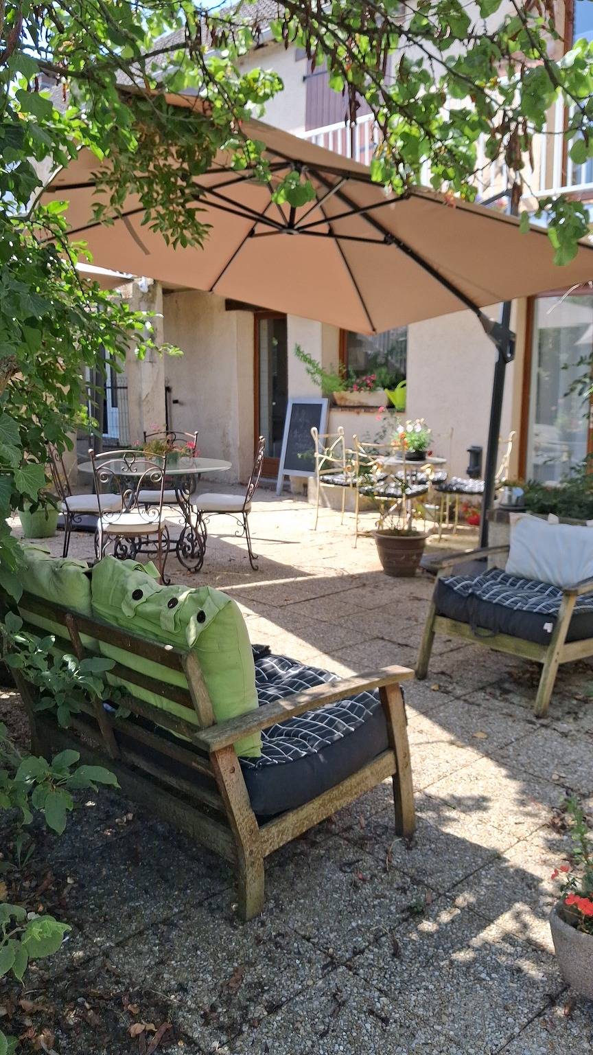 Gran Gîte diáfano con acceso directo a terraza florida – Frescura y autenticidad in Bû, Región de Dreux