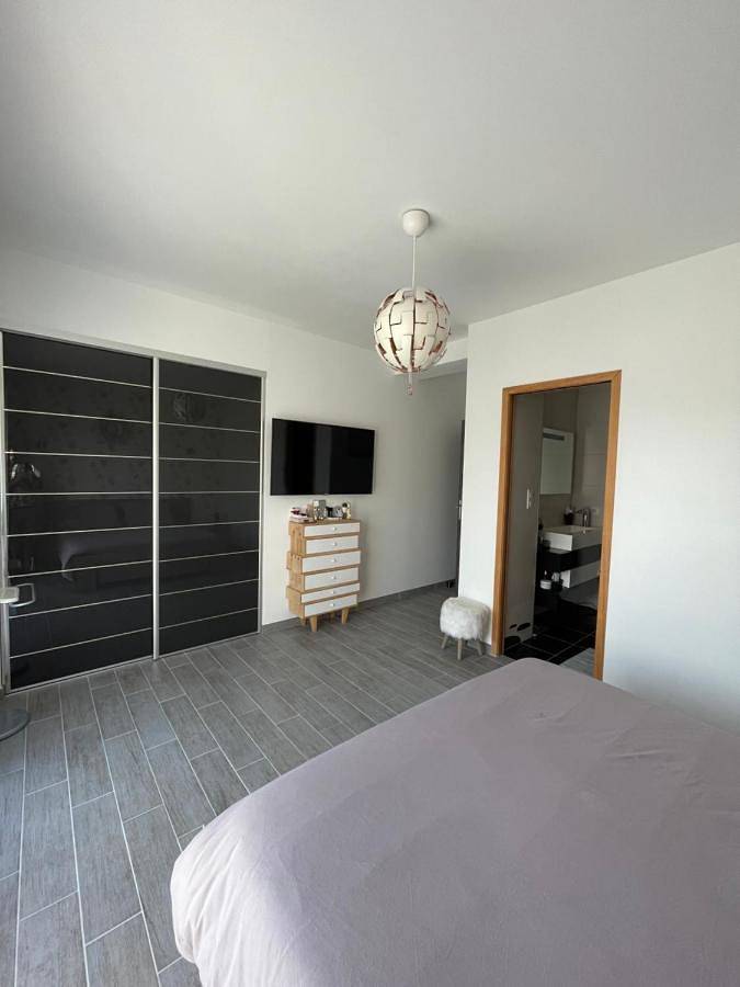 Appartement de vacances entier, Double Room with Pool View in Parigné-l'Évêque, Sarthe