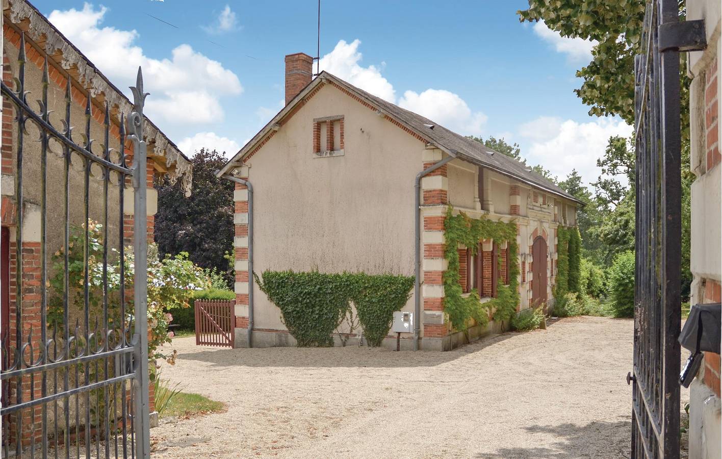 Spacious 110m² Apartment with Pool & Garden, Near Bouère in Bouère, Mayenne
