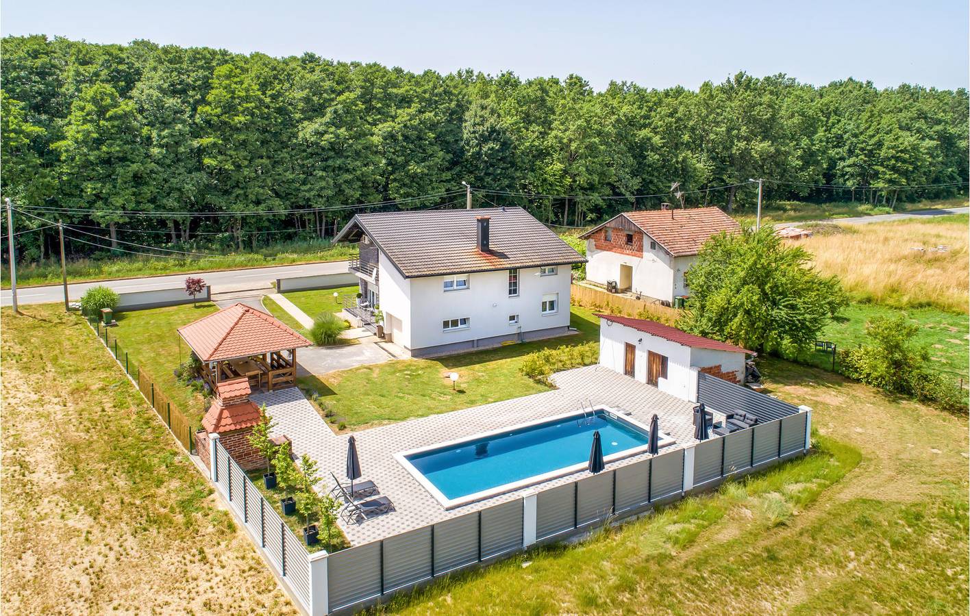 Reizende 2-Zimmer-Wohnung mit Pool, Terrasse und WLAN in Koprivnica-Krizevci