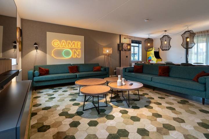 Villa for 16 personer, terrasse og badebasseng i tillegg til hage og sauna, barnevennlig i Nederland