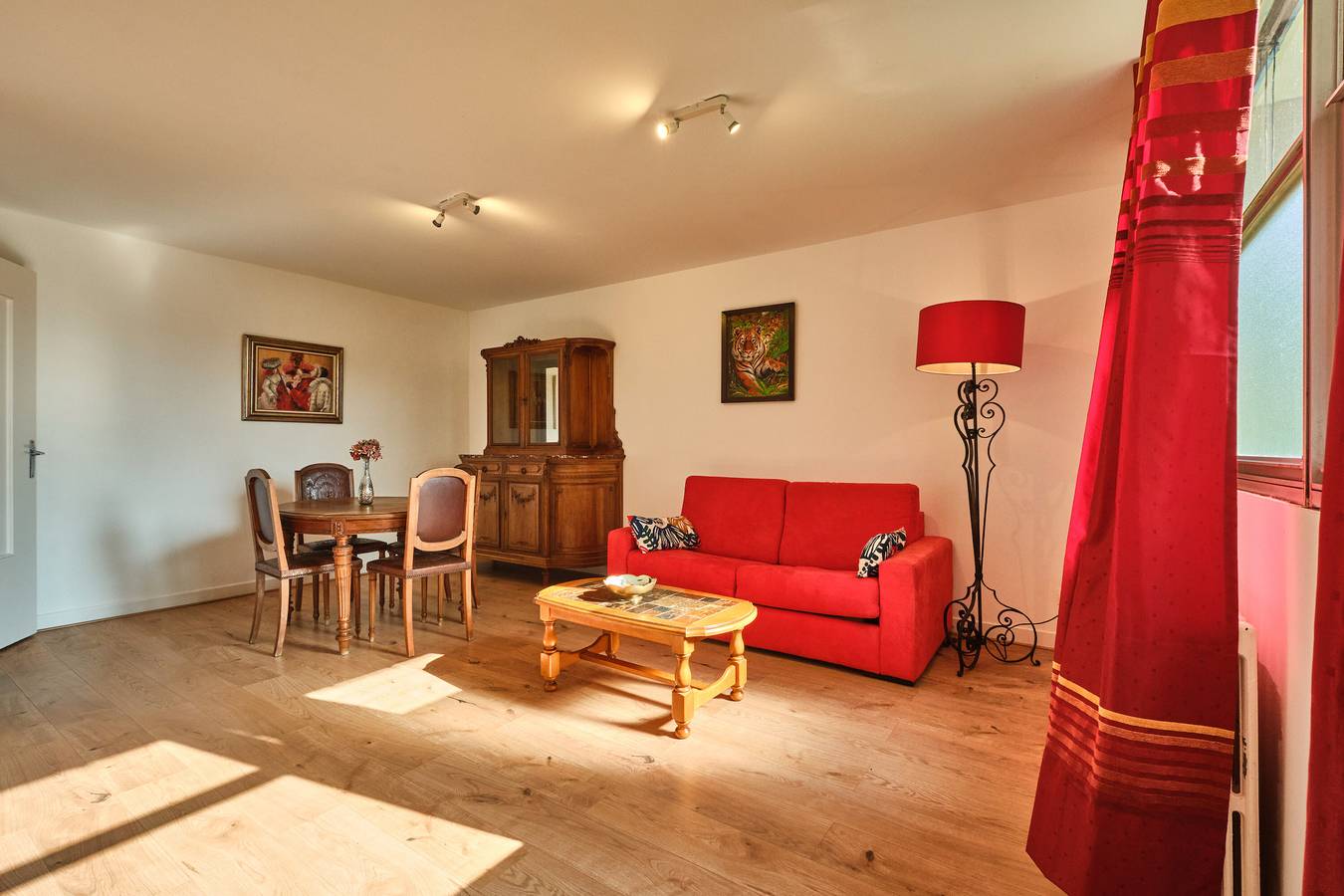 Entire apartment, Apartment 'Gîte Du Château St Geoire Véronique' with Shared Garden in Saint-Geoire-en-Valdaine, La Tour-du-Pin region