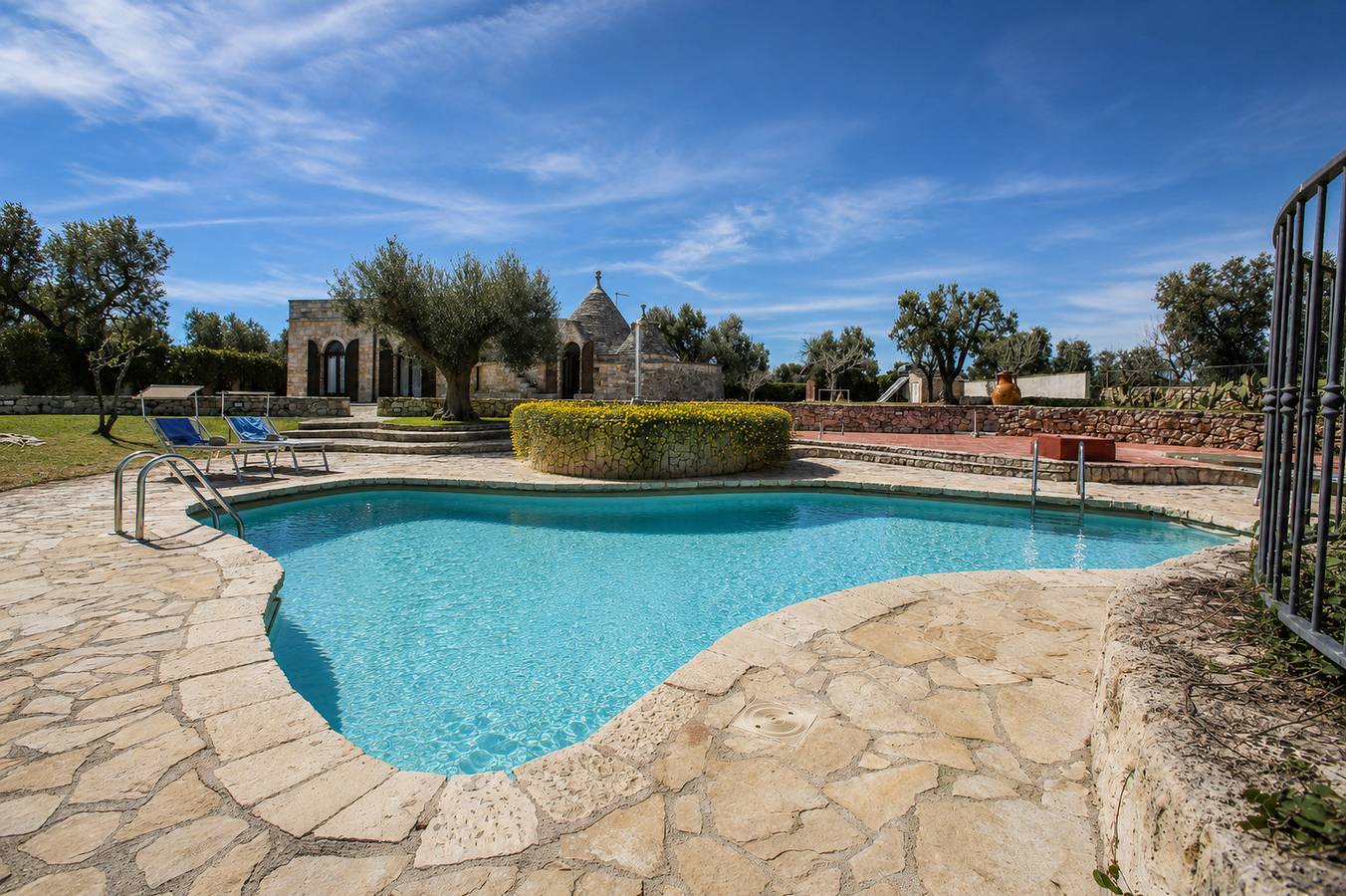 Trullo degli ulivi in San Michele Salentino, Salento