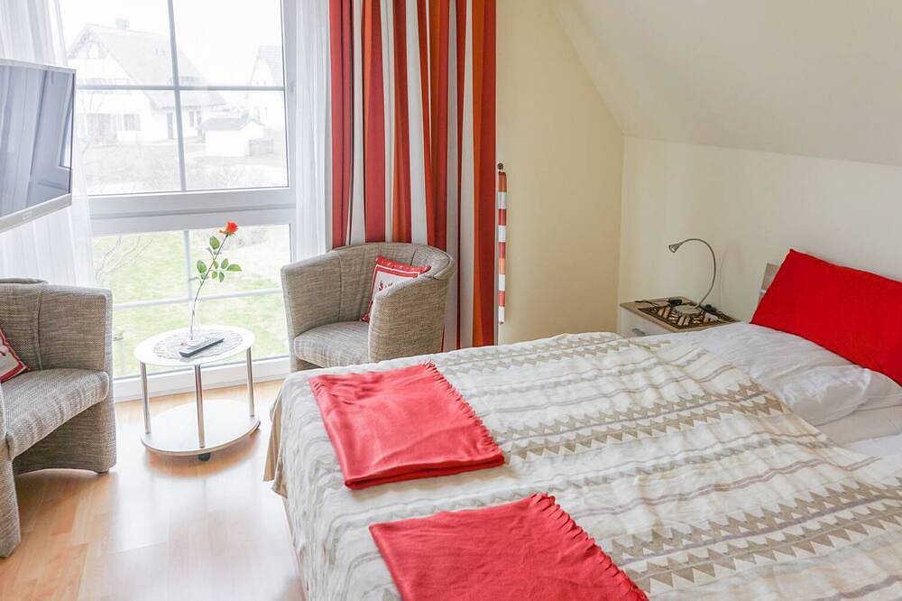 Reetgedecktes Ferienhaus Rotmilan mit Sauna und Kamin in ruhiger Lage auf Rügen in Vieregge, Neuenkirchen (Rügen)
