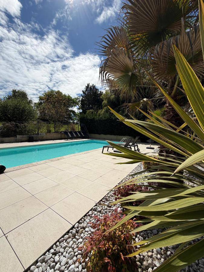 Appartement de vacances pour 4 personnes, avec piscine ainsi que jardin et vue, adapté aux familles