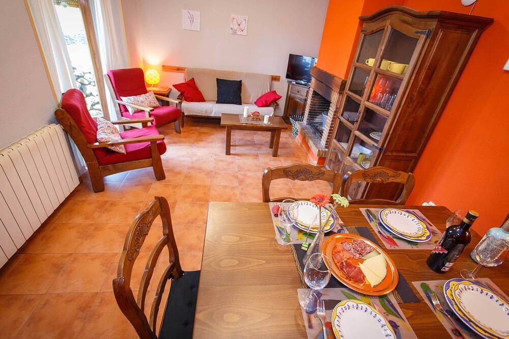 In the Orquidea House you can enjoy all the comforts of the city in Piñuécar, Madrid Province