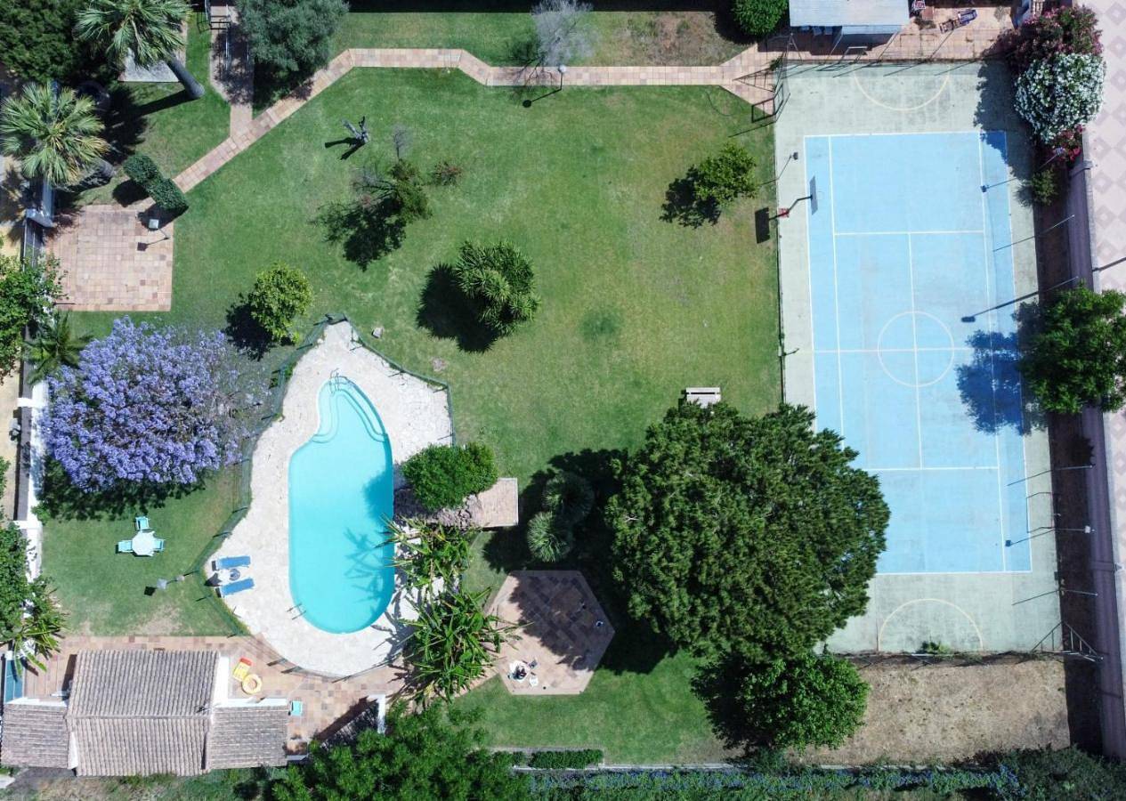 Casa independiente con piscina y pista deportiva privadas in El Puerto de Santa María, Costa de la Luz