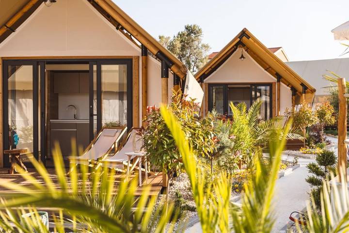 Zelt für 6 Personen, mit Terrasse und Garten sowie Pool und Ausblick in Dalmatien