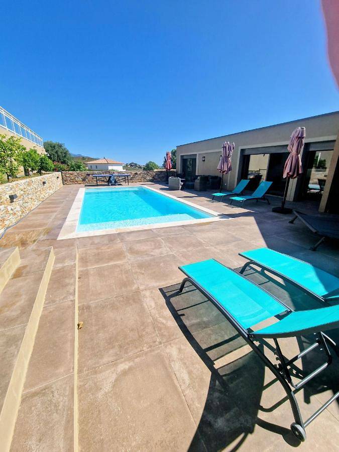 Appartement de vacances pour 4 personnes, avec piscine et sauna ainsi que jardin et vue