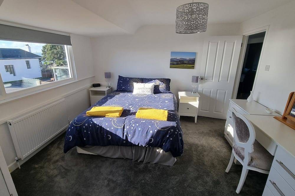 Hill Head Beach-side Cottage with Hot Tub, Large Garden and Sea Views 5bed in Fareham, Hampshire
