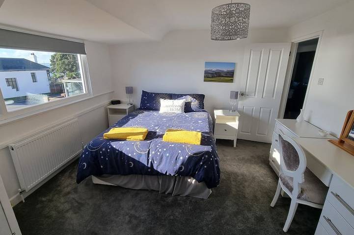 Hill Head Beach-side Cottage with Hot Tub, Large Garden and Sea Views 5bed in Fareham, Hampshire
