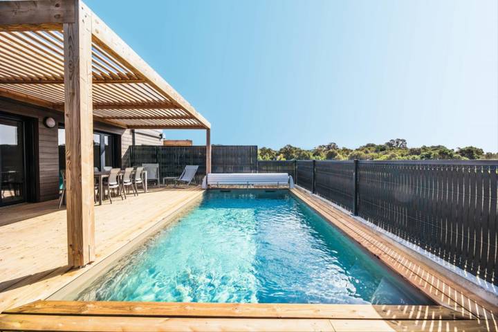 Location de vacances pour 8 personnes, avec jardin et piscine ainsi que terrasse et bassin pour enfant à Lecci - 2